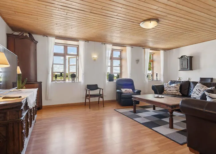 Large Near Semesterbostad