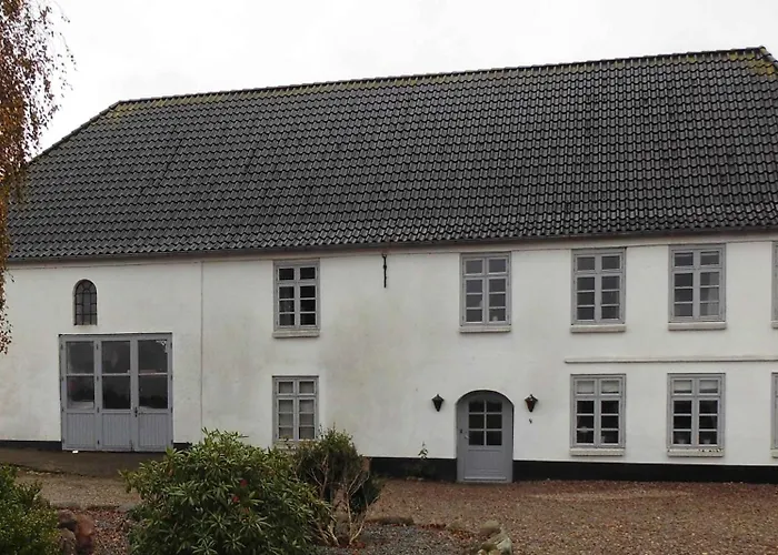 Large Near Semesterbostad